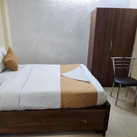 Hotel Cozy Cave New Delhi Buitenkant foto