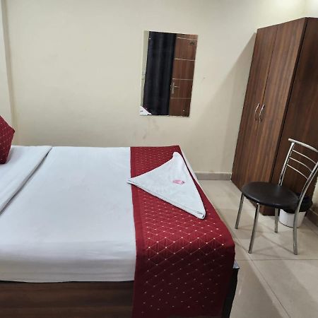 Hotel Cozy Cave New Delhi Buitenkant foto