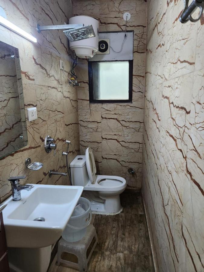 Hotel Cozy Cave New Delhi Buitenkant foto