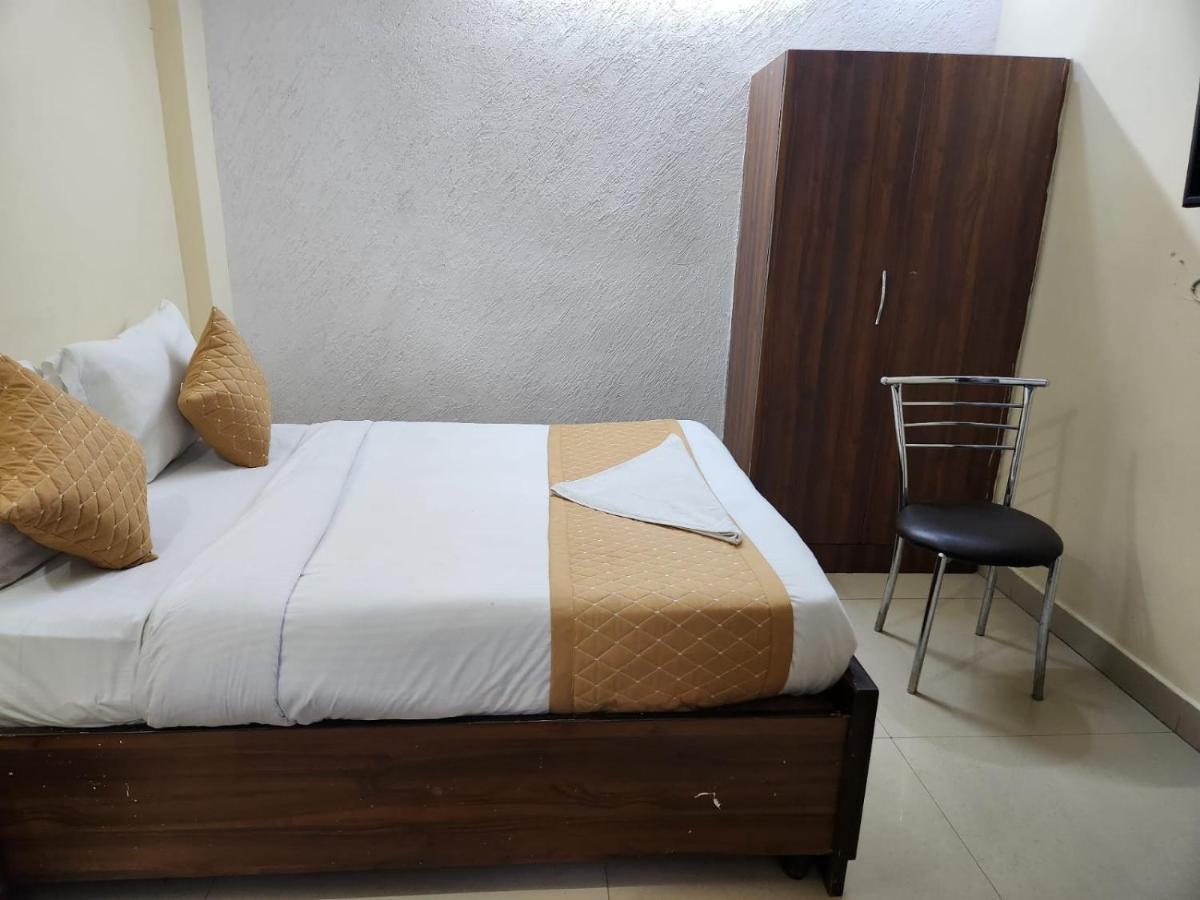 Hotel Cozy Cave New Delhi Buitenkant foto