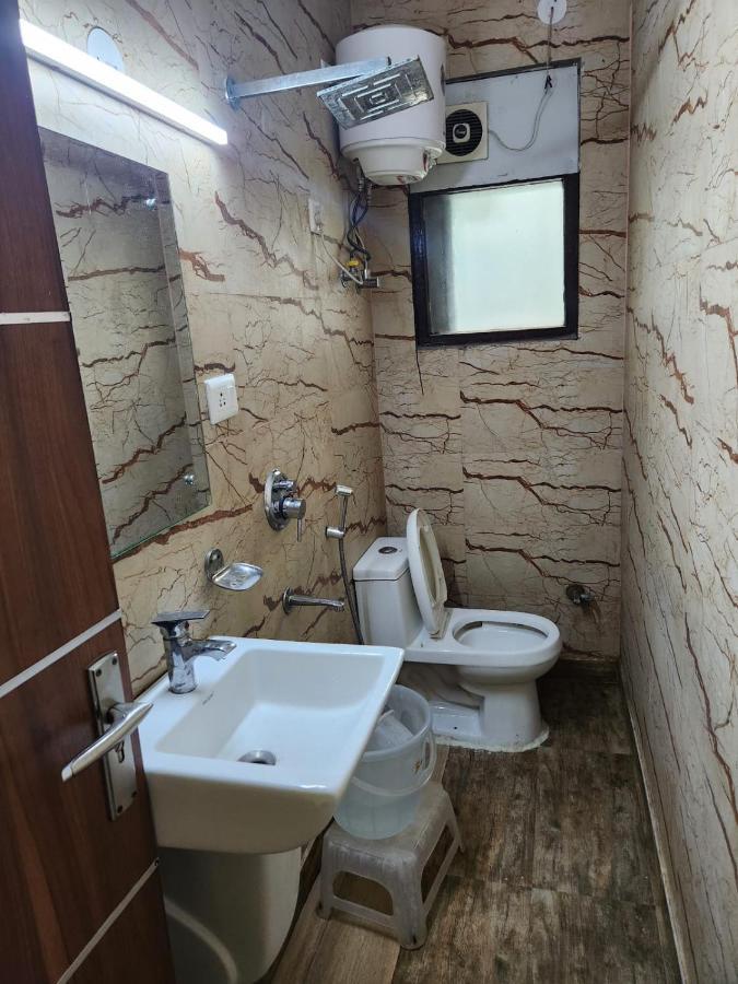 Hotel Cozy Cave New Delhi Buitenkant foto