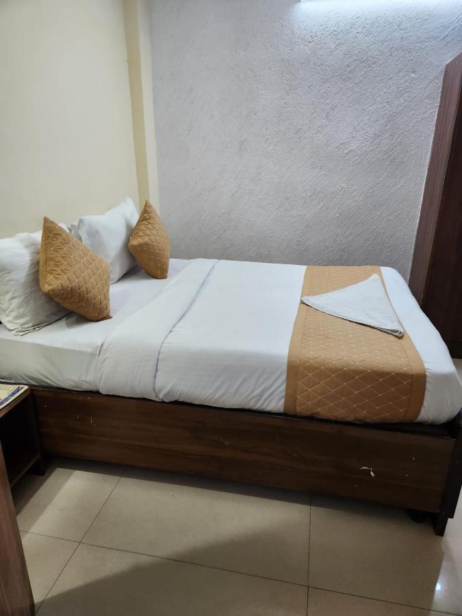 Hotel Cozy Cave New Delhi Buitenkant foto