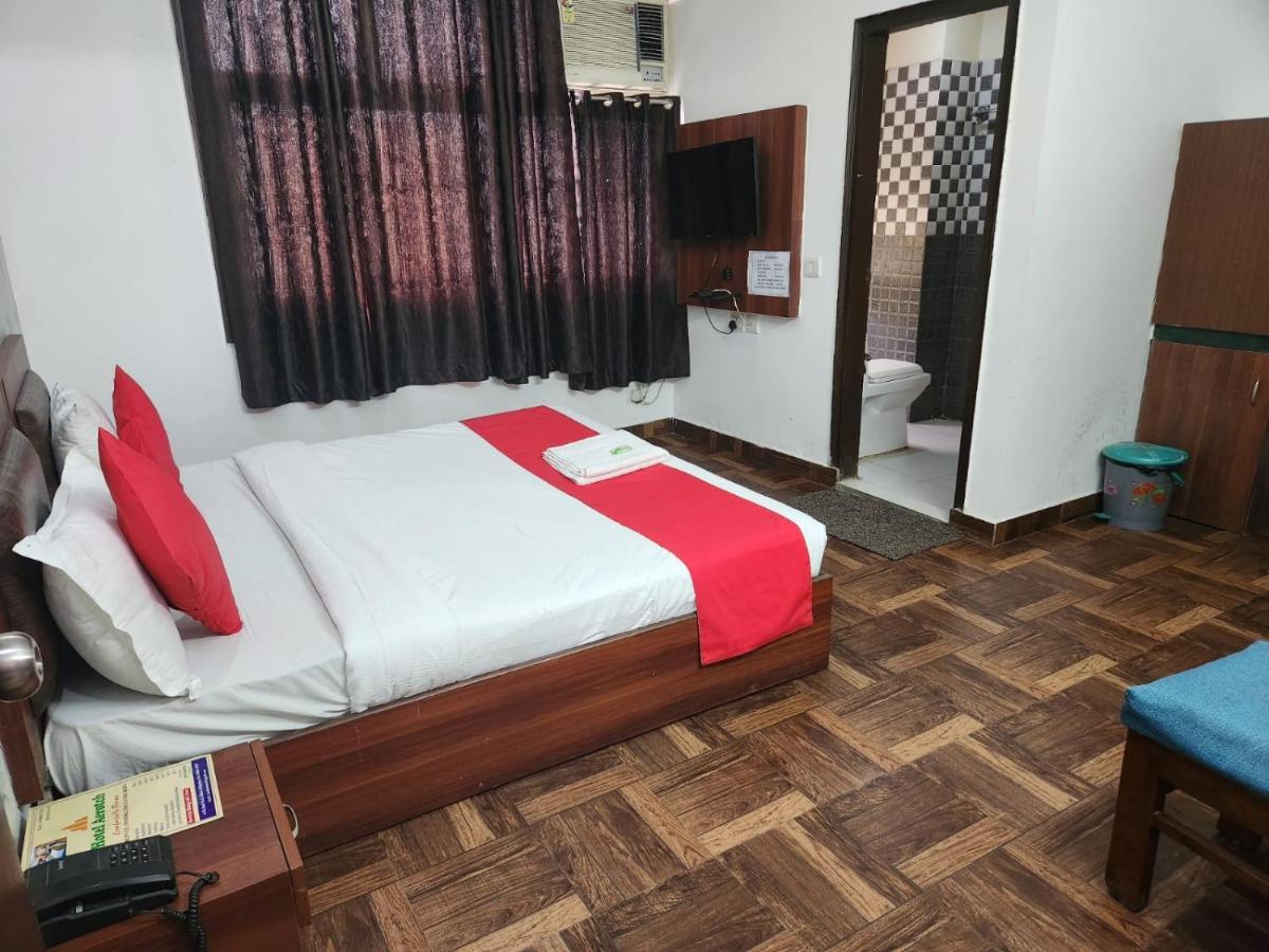Hotel Cozy Cave New Delhi Buitenkant foto