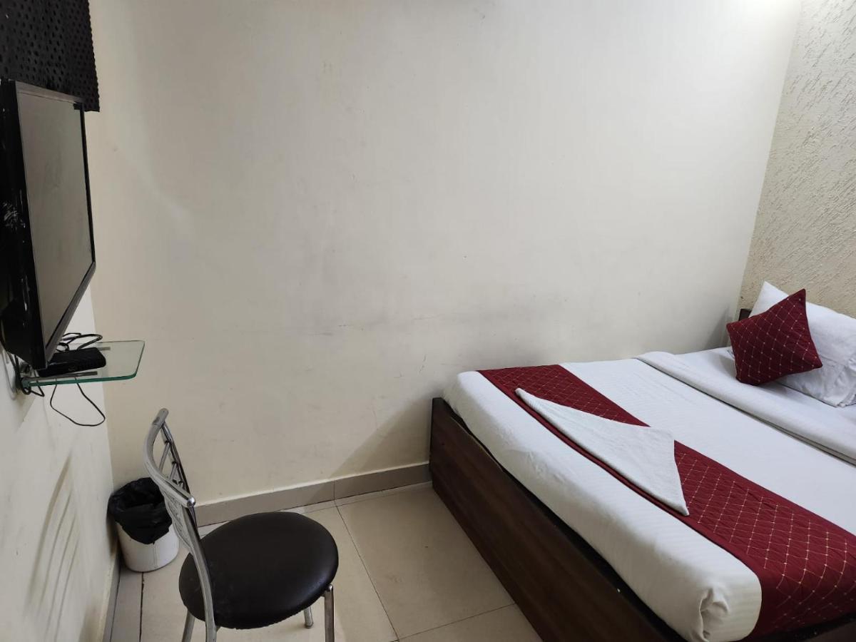 Hotel Cozy Cave New Delhi Buitenkant foto