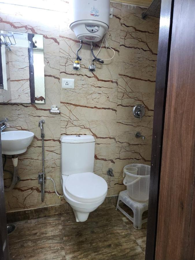 Hotel Cozy Cave New Delhi Buitenkant foto