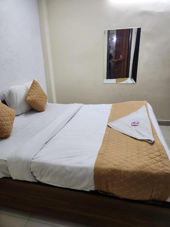 Hotel Cozy Cave New Delhi Buitenkant foto