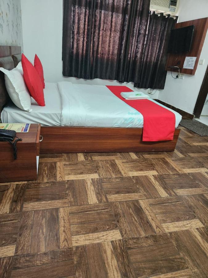Hotel Cozy Cave New Delhi Buitenkant foto