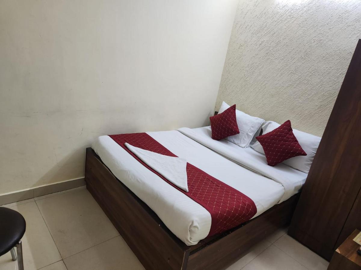 Hotel Cozy Cave New Delhi Buitenkant foto