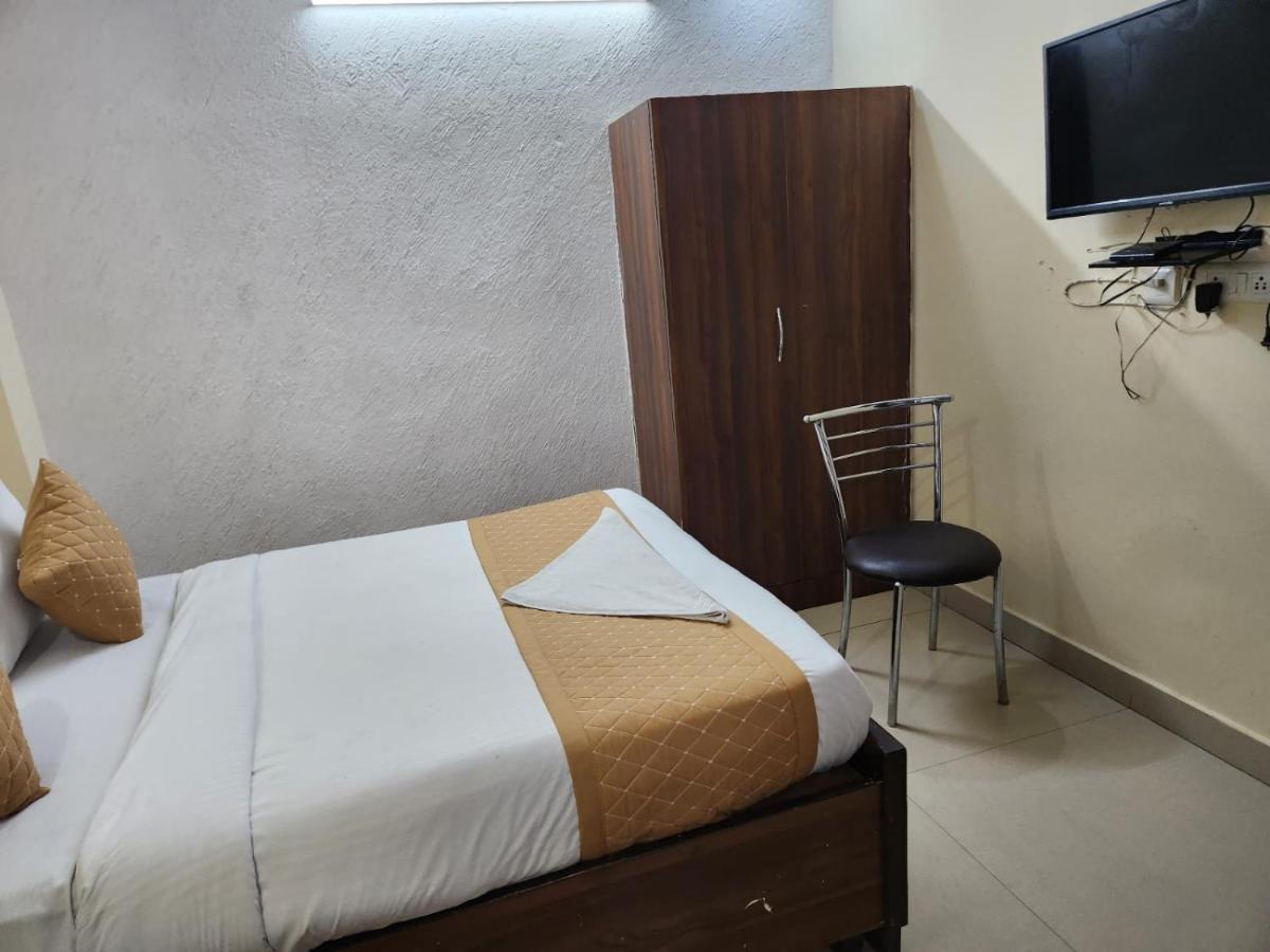 Hotel Cozy Cave New Delhi Buitenkant foto