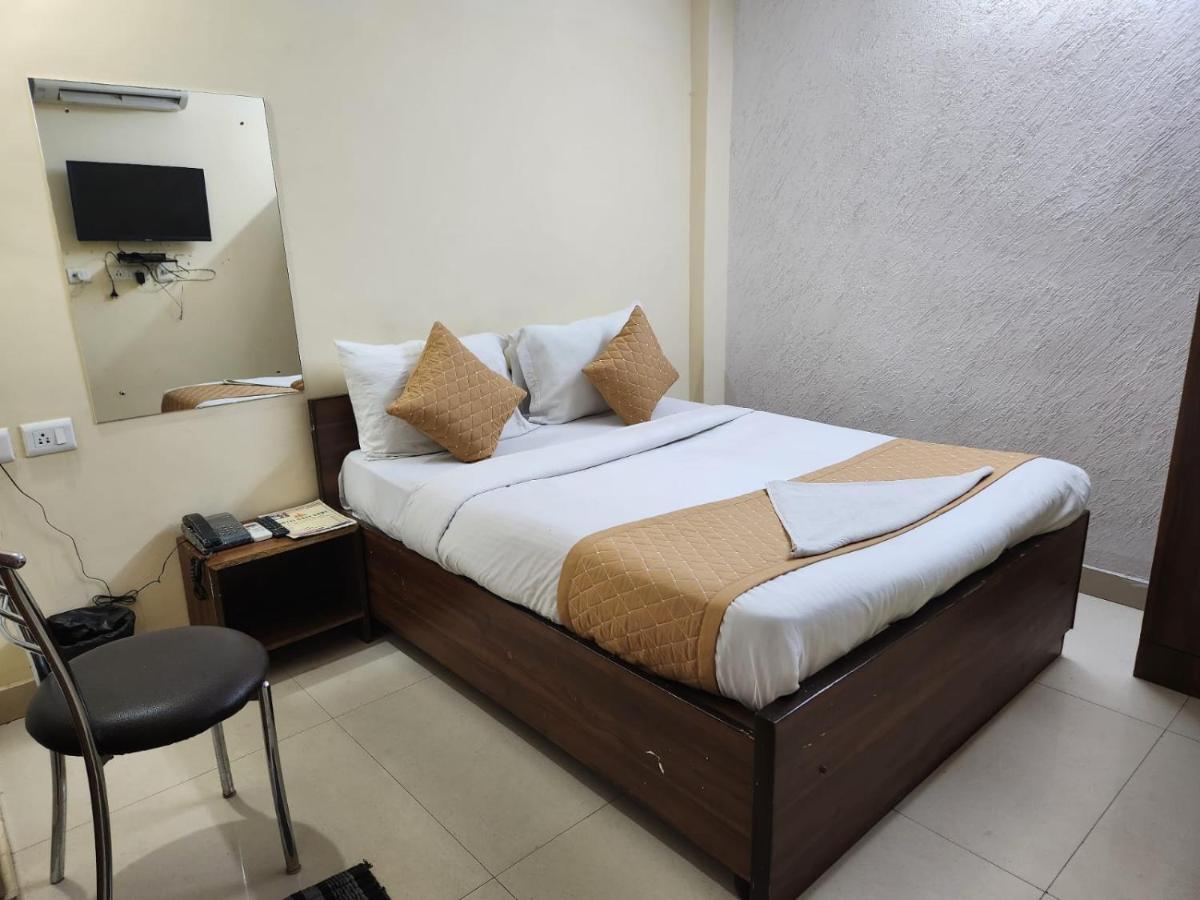 Hotel Cozy Cave New Delhi Buitenkant foto