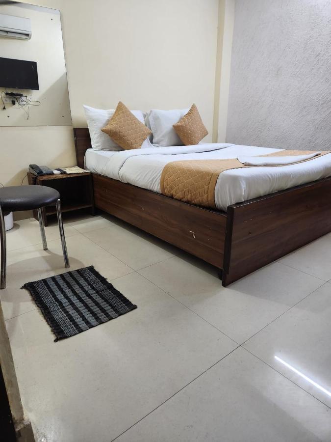 Hotel Cozy Cave New Delhi Buitenkant foto