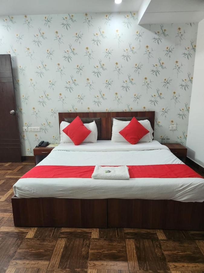Hotel Cozy Cave New Delhi Buitenkant foto